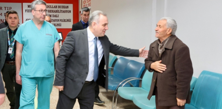 Rekt�r Prof. Dr. Altun�dan Hastane Personeline Ziyaret