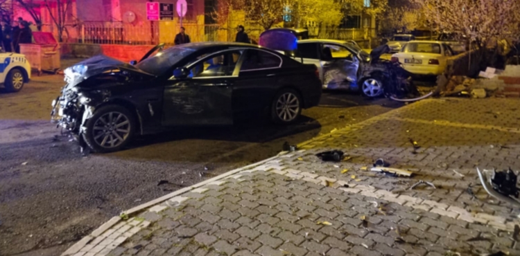 Kayseri'de iki otomobil �arp��t�: 1'i a��r 5 yaral� 