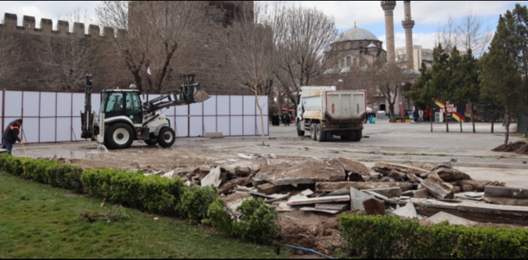 Cumhuriyet Meydan��ndaki son i�letme de kald�r�ld�