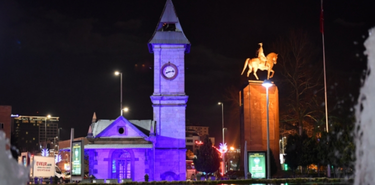 KAYSERİ BÜYÜKŞEHİR, TARİHİ SURLARI MAVİ IŞIKLA AYDINLATARAK OTİZM FARKINDALIĞINA DİKKAT ÇEKTİ