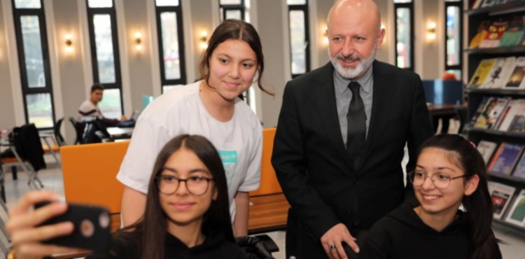 �H�ZMETLER�M�ZLE OKUYAN B�R NES�L YET��T�R�YORUZ�