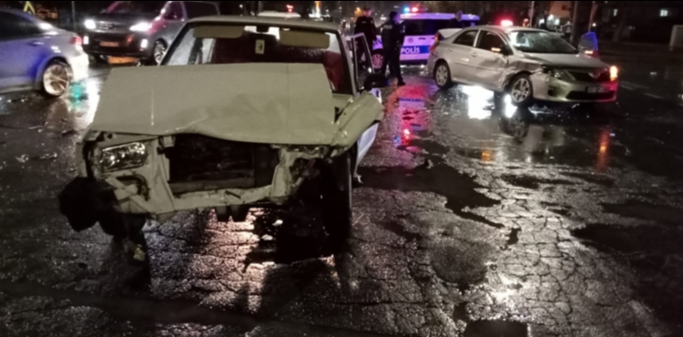 �ki otomobilin �arp��t��� kazada hasar meydana geldi