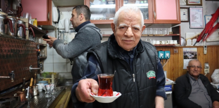 Kayseri�de 4 �ocuk babas�, 74 y�ld�r �ayc�l�k yap�yor