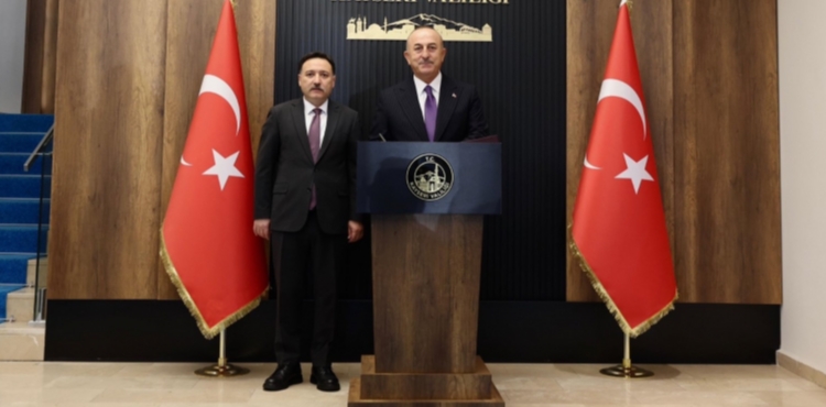 D��i�leri eski Bakan� �avu�o�lu�ndan Vali �i�ek�e ziyaret