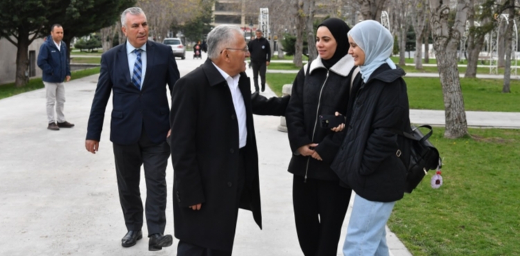 BA�KAN B�Y�KKILI�, M�MARS�NAN PARKI�NDA VATANDA�LAR VE ��RENC�LERLE B�R ARAYA GELD�