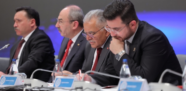 BAKAN BAYRAKTAR�DAN KCETA� VURGUSU: �ENERJ�DE T�RK�YE�YE �RNEK�