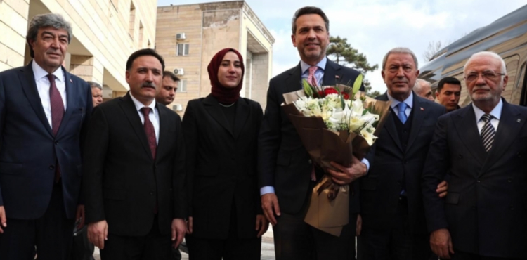 Bakan Bayraktar�tan Vali �i�ek'e ziyaret