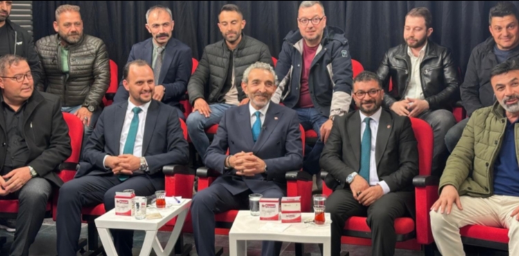 CANLI YAYINDA S�RPR�Z ANLAR: ����LER ST�DYOYU BASTI