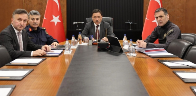 Vali �i�ek ve beraberindeki heyet �Okul G�venli�i� toplant�s�na kat�ld�