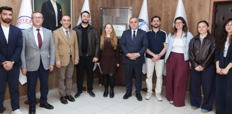 Rekt�r Prof. Dr. Altun, EVEA ��renci Kul�b� �yeleri ile Bulu�tu