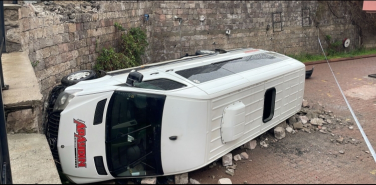 Kayseri�de minib�s 6 metre y�kseklikten devrildi: 1 yaral�