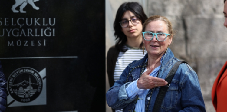 B�Y�K�EH�R�DEN PORTEK�ZL� ��RENC�LERE �K�LT�R YOLU� GEZ�S�