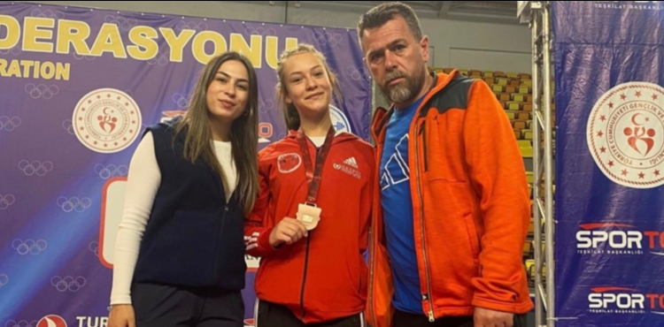 Kayserili 2 sporcudan halterde �nemli ba�ar�