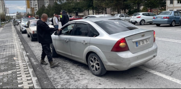 Kayseri�de polisin �dur� ihtar�na uymayan ehliyetsiz s�r�c� yakaland�