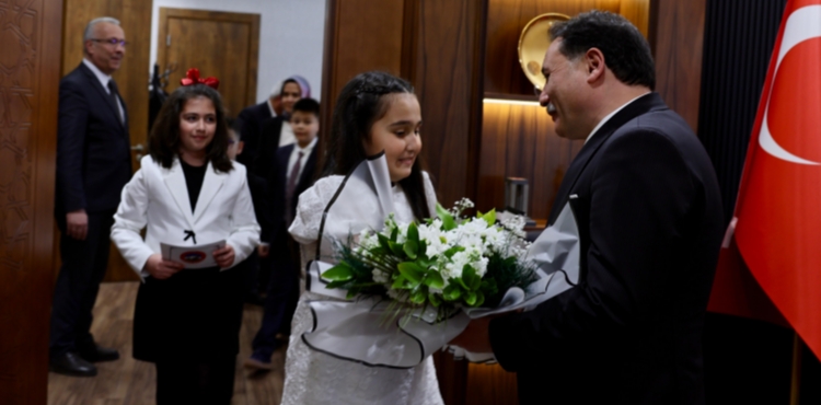 Vali �i�ek�in makam� 23 Nisan�da �ocuklara emanet