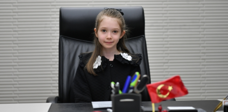 B�Y�K�EH�R�DE BA�KANLIK KOLTU�UNA M�N�K ZEYNEP OTURDU