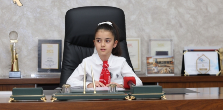 Rekt�r Prof. Dr. Altun, Koltu�unu Minik Emine Defne�ye Devretti