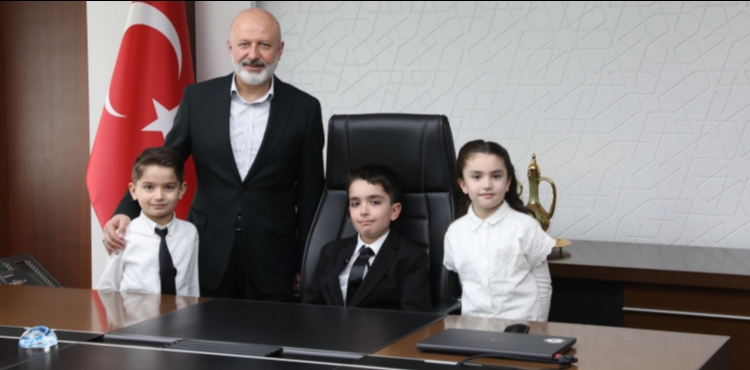 BA�KAN �OLAKBAYRAKDAR, KOLTU�U �OCUKLARA DEVRETT�