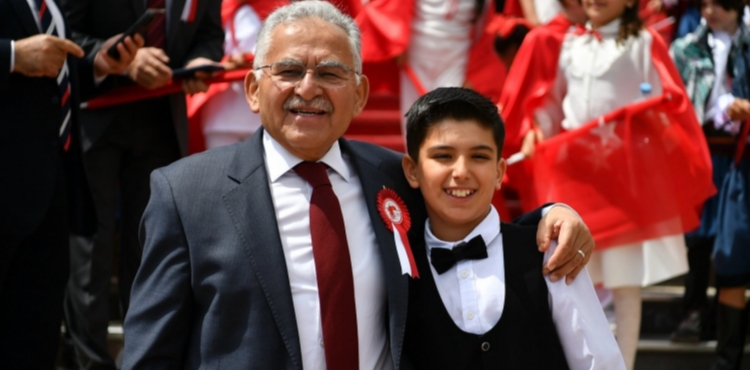 BA�KAN B�Y�KKILI�, �OCUKLARIN BAYRAM SEV�NC�NE ORTAK OLDU