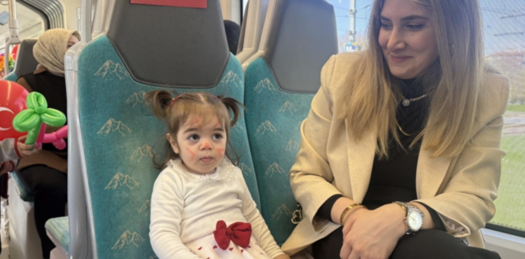 B�Y�K�EH�R, 23 N�SAN HEYECANINI ��OCUK TRENݔ �LE RAYLARA TA�IDI