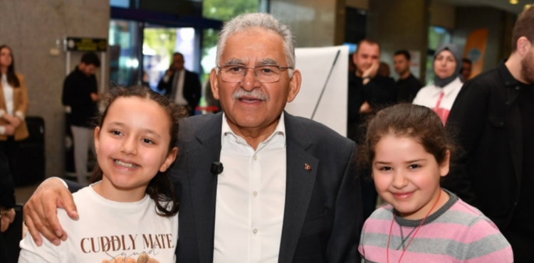 YO�UN KATILIMLA DEVAM EDEN K�TAP FUARI�NDA BA�KAN B�Y�KKILIǒA SEVG� SEL�