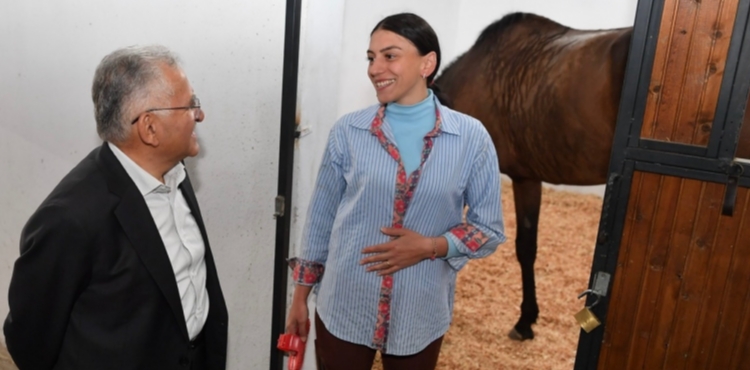 BA�KAN B�Y�KKILI�, B�N�C�L�KTE FEDERE STAT�YE KAVU�AN TES�S� YER�NDE �NCELED�