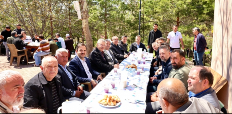 Kayseri �eker y�neticileri, Mahzemin Mahallesi�nde geleneksel olarak d�zenlenen Ya�mur/��k�r Duas� program�na kat�ld�.