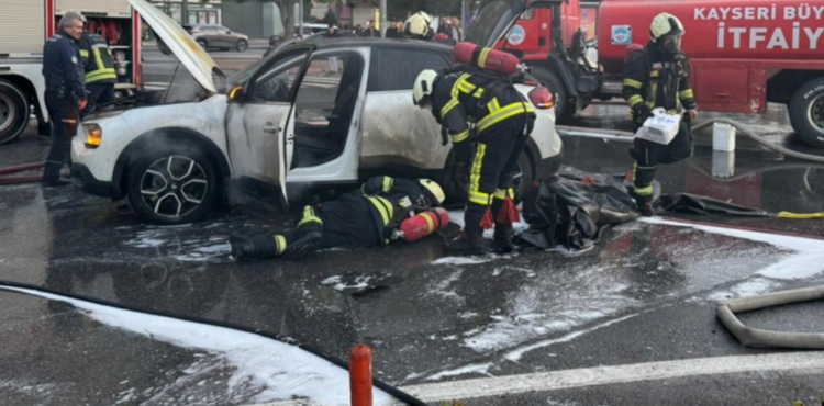 Kayseri�de seyir halindeki elektrikli otomobilde yang�n