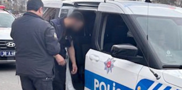 Ara�lar�ndan inerek trafikte tart��an 2 s�r�c�ye 560 bin TL ceza