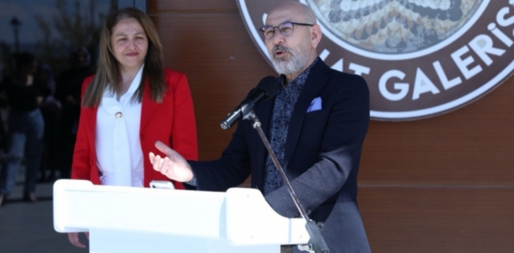 B�Y�K�EH�R��N �ATE�LE YAZILAN H�K�YELER� SERG�S�, SANATSEVERLERLE BULU�TU