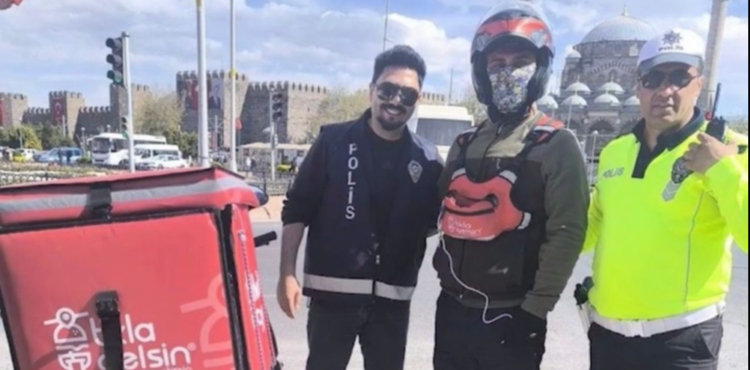 Polis, bo�az�na cisim ka�an kuryeyi Heimlich manevras� ile kurtard�