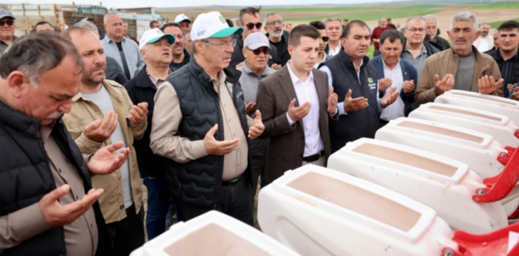 KAYSER� �EKER SAHADA ��FT�� �LE OMUZ OMUZA
