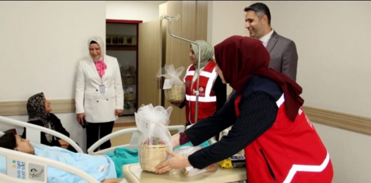 Kayseri Devlet Hastanesi�nden Hastalara Moral Ziyareti