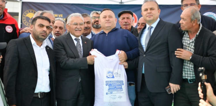 B�Y�KKILI�: �ELLER� EMEK KOKAN ��FT��LER�M�ZE H�ZMETK�R OLMAYI EN B�Y�K ONUR B�L�R�Z�