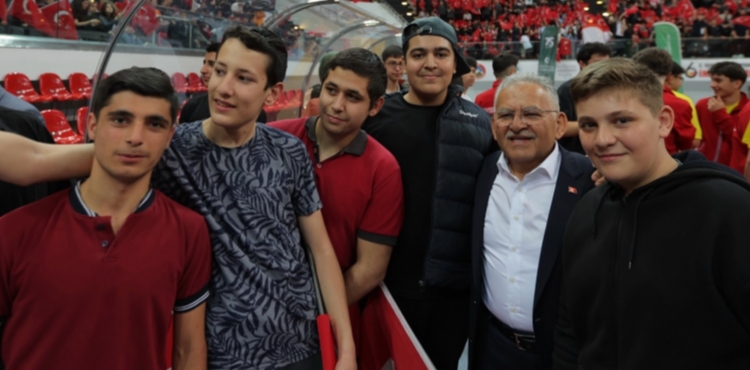 BA�KAN B�Y�KKILI�, SPOR OYUNLARI �D�L T�RENݒNDE KONU�TU: �BA�ARIDAN BA�ARIYA KO�ACAKSINIZ�