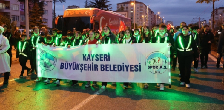 19 MAYIS�IN ME�ALES� KAYSERݒDE B�NLERLE Y�R�D�