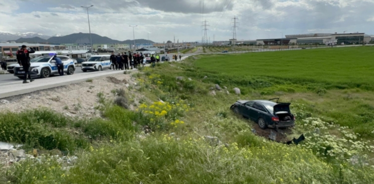 Polisten ka�an ehliyetsiz s�r�c� otomobiliyle �arampole yuvarlan�nca yakaland�