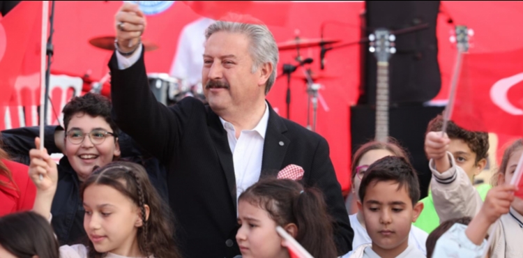 MEL�KGAZݒDE 19 MAYIS�IN HEYECAN VE CO�KUSU, GEN�L�K ORKESTRASI�NIN KONSER�YLE TA�LANDI