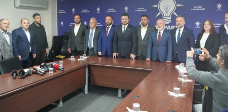 Yeniden Refah Partisi�nden AK Parti�ye Kat�lan Yeni �yelere Rozet Tak�ld�.