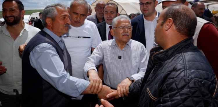 BA�KAN B�Y�KKILI�, ERK�LET KURBAN PAZARI�NDA SIKI PAZARLI�A KATILDI