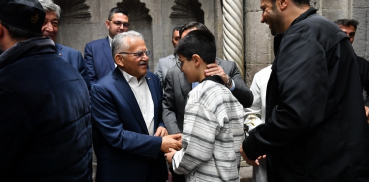 BA�KAN B�Y�KKILI�, BAYRAM SABAHINDA VATANDA�LARLA BAYRAMLA�TI