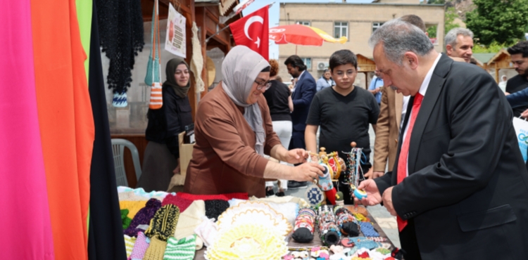 TALAS'IN MAHARETL� ELLER� YAZA MERHABA D�YOR