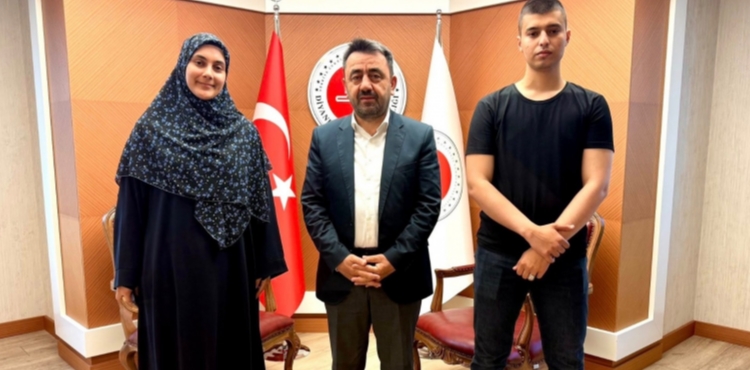 Umre �d�ll� Bilgi Yar��mas�nda Ba�ar�l� ��rencilere �d�l