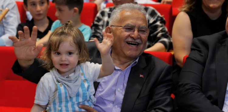 B�Y�K�EH�R KONSERVATUVARI�NDA MEZUN�YET CO�KUSU: BA�KAN B�Y�KKILI� �OCUKLARLA BULU�TU