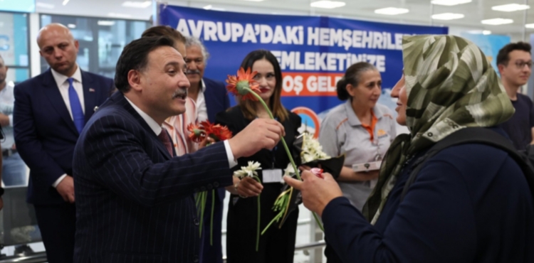 KAYSERݒDE GURBET��LER ���EKLERLE KAR�ILANDI