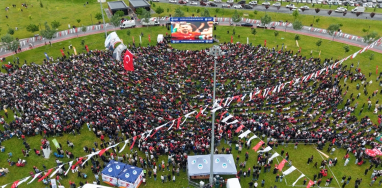 B�Y�K�EH�R �LE AY YILDIZLI HEYECAN: KAYSER� M�LL� TAKIM ���N TEK Y�REK OLDU