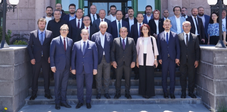 T�B�TAK B�L�M MERKEZLER� HEYET�NDEN BA�KAN B�Y�KKILIǒIN B�L�M VE TEKNOLOJ� V�ZYONUNA TAM NOT