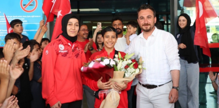 D�nya �ampiyonu Ay�eg�l A��k Kayseri�de Co�kuyla Kar��land�