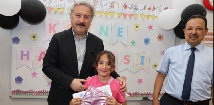 BA�KAN PALANCIO�LU, ��RENC�LER�N KARNE HEYECANINA ORTAK OLDU