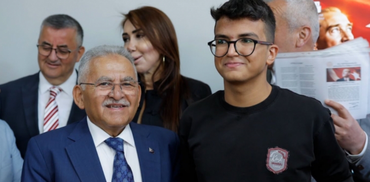 BA�KAN B�Y�KKILI� ��RENC�LER�N KARNE SEV�NC�NE ORTAK OLDU: 